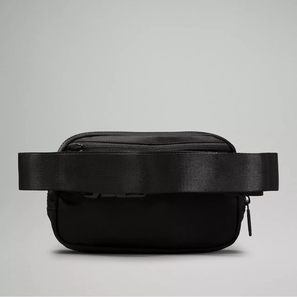 LULULEMON | ✨NEW✨ Everywhere Belt Bag 1L in Black/Black - Picture 2 of 5